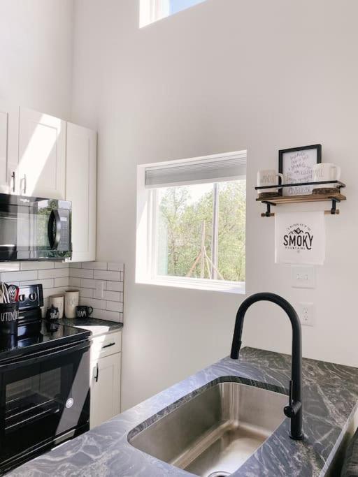 Modern Smoky Mountain Tiny House Apartment Pigeon Forge Exterior photo